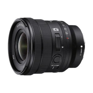 Sony_FE_PZ_16-35mm_f_4_G_003 Musta Sony FE PZ 16-35mm f/4 G -objektiivi, jossa on zoomaus- ja tarkennusrenkaat, G- ja E-mount-merkinnät, aukkorengas ja AF/MF-kytkin, näkyy valkoista taustaa vasten.