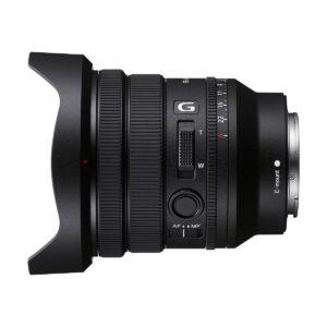 Sony_FE_PZ_16-35mm_f_4_G_004 Sivukuva mustasta Sony FE PZ 16-35mm f/4 G -objektiivista, jossa on tarkennusrengas ja zoomausrengas, useita säätökytkimiä ja terälehden muotoinen vastavalosuoja valkoisella pohjalla.