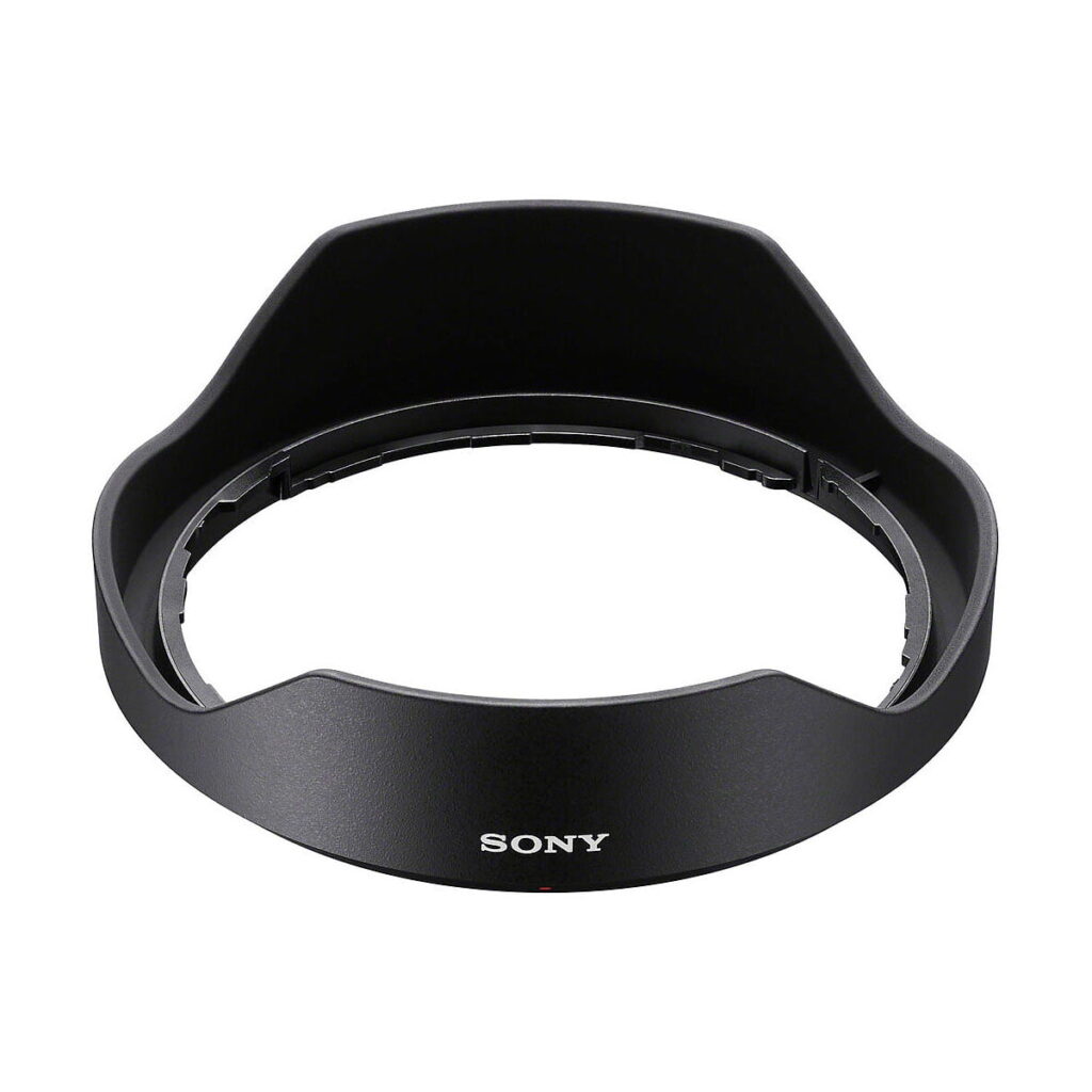 Sony_FE_PZ_16-35mm_f_4_G_005 Musta Sony-objektiivinsuojus, jossa on kolme terälehden muotoista aukkoa, suunniteltu sopimaan Sony FE PZ 16-35mm f/4 G -objektiiviin, ja jonka etupuolelle on painettu SONY-logo valkoisella.