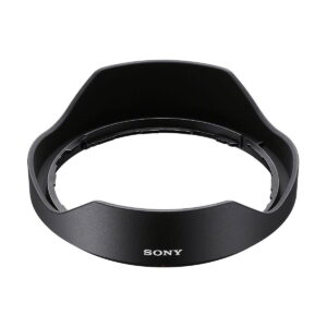 Sony_FE_PZ_16-35mm_f_4_G_005 Musta Sony-objektiivinsuojus, jossa on kolme terälehden muotoista aukkoa, suunniteltu sopimaan Sony FE PZ 16-35mm f/4 G -objektiiviin, ja jonka etupuolelle on painettu SONY-logo valkoisella.