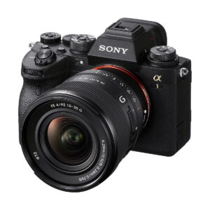 Sony_FE_PZ_16-35mm_f_4_G_006 Musta Sony Alpha -kamera, johon on kiinnitetty Sony FE PZ 16-35mm f/4 G -objektiivi ja jossa on erilaisia painikkeita ja valitsimia, näkyy valkoista taustaa vasten.