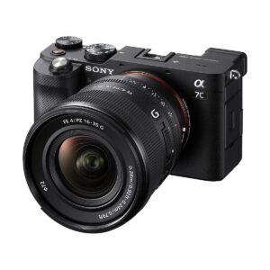 Sony_FE_PZ_16-35mm_f_4_G_007 Musta Sony Alpha 7C -peilitön kamera, johon on kiinnitetty Sony FE PZ 16-35mm f/4 G -objektiivi ja jossa on erilaisia painikkeita ja valitsimia ylä- ja sivupuolella.