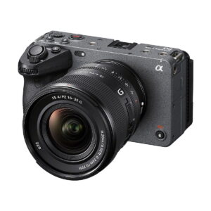 Sony_FE_PZ_16-35mm_f_4_G_008 Musta Sony-digitaalikamera, jossa on Sony FE PZ 16-35mm f/4 G -objektiivi ja useita painikkeita ja valitsimia, näkyy vinossa valkoisella taustalla.
