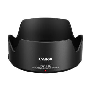 Mustassa Canon EW-73D -vastavalosuoja linssinsuojassa on terälehden muotoilu ja valkoinen teksti etupuolella, jossa näkyy mallinumero ja valmistajan tiedot.