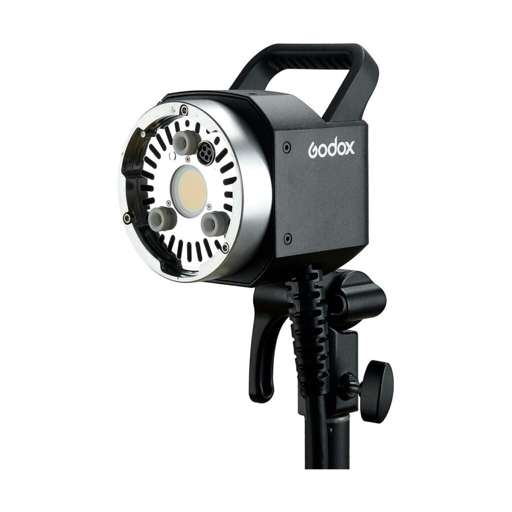 Godox_AD-H400P_Flashhead_Extension_003 Musta Godox AD-H400P Salamapään Jatke-stroboskooppivalaisin, jossa on kahva, on asennettu jalustalle, esillä ilman lamppua tai softboxia, valkoista taustaa vasten.