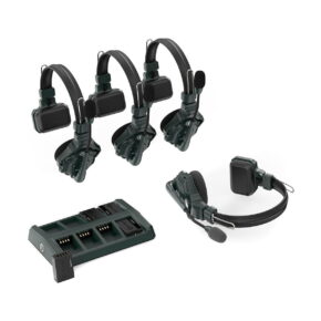 Hollyland_Solidcom_C1_Full_Duplex_Wireless_Intercom_System_with_4_headsets_001 Hollyland Solidcom C1 Full Duplex Wireless Intercom System, jossa on neljä kuuloketta, on esillä: kolme kuuloketta seisoo pystyssä, yksi makuuasennossa, ja monipaikkainen latausteline akkuineen on asetettu valkoista taustaa vasten.