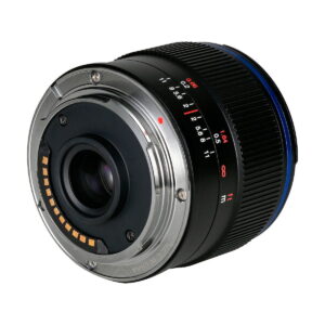 Laowa_7_5mm_f_2_MFT_Auto_Aperture_Version_008 Lähikuva Laowa 7,5 mm f/2 MFT AE -objektiivista takaa, jossa korostuvat sen metallinen kiinnitysrengas, elektroniset koskettimet ja osa tarkennusrenkaasta, jossa on näkyvissä etäisyys- ja aukkomerkinnät.