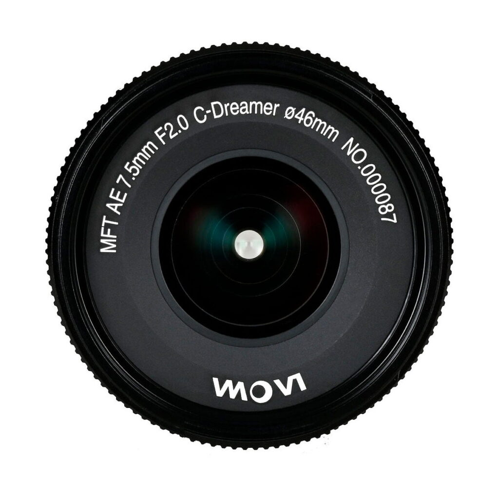 Laowa_7_5mm_f_2_MFT_Auto_Aperture_Version_009 Laowa 7,5 mm f/2 MFT AE -objektiivin lähikuvassa näkyy teksti reunan ympärillä: MF 7.5mm F2.0 C-Dreamer ø46mm NO:000087, ja Laowa-tuotemerkki näkyy alareunassa ylösalaisin.