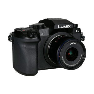 Laowa_7_5mm_f_2_MFT_Auto_Aperture_Version_010 Musta Panasonic Lumix G -peilitön digitaalikamera, johon on kiinnitetty Laowa 7,5 mm f/2 MFT AE -objektiivi, kuvattuna pienessä kulmassa valkoisella taustalla.