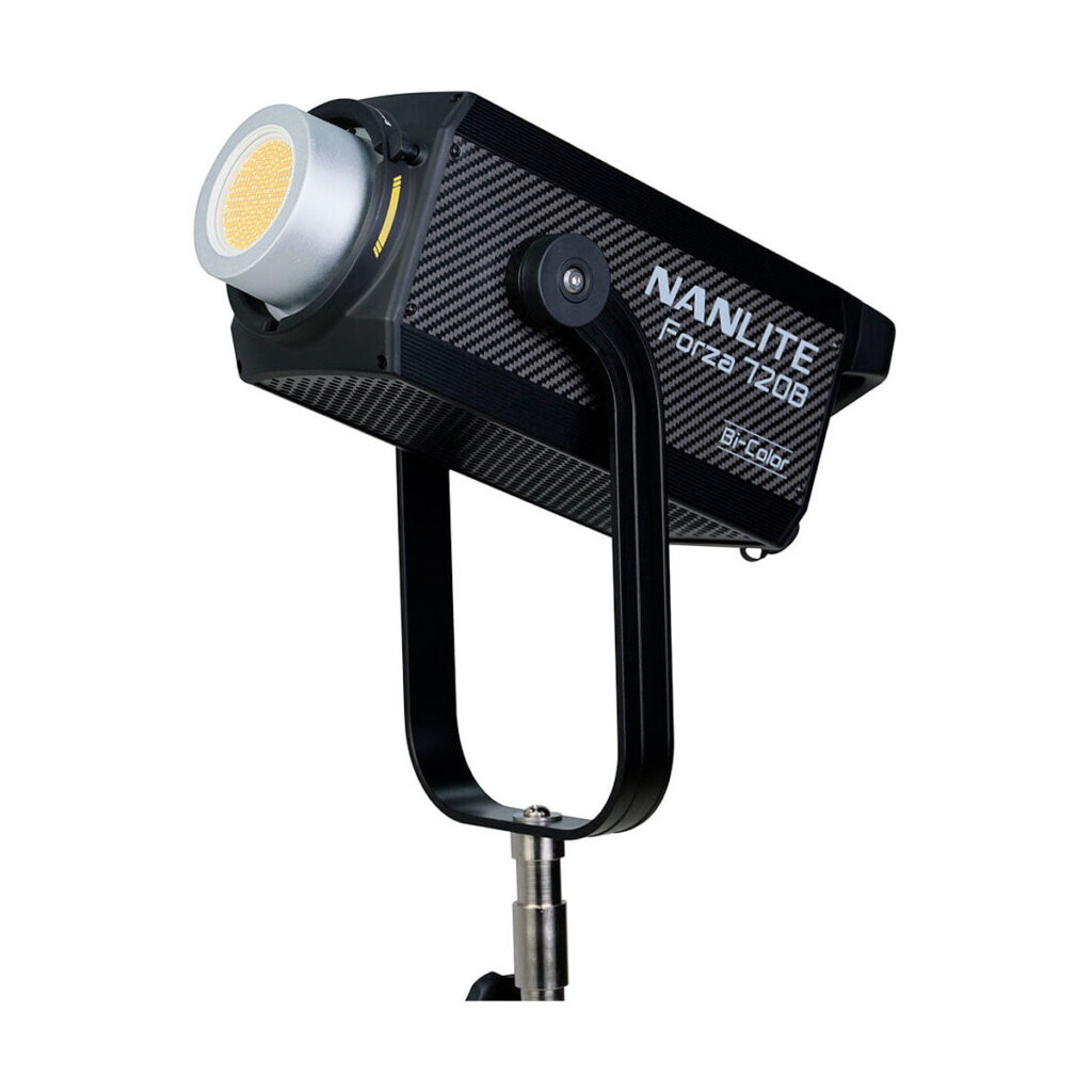 NANLITE_Forza_720B_Bi-Color_LED_Spotlight_004 NANLITE Forza 720B Bi-Color LED Monolight, jossa on suorakulmainen musta runko, suuri pyöreä LED-paneeli ja tukeva U-muotoinen kiinnike, on asennettu jalustalle.