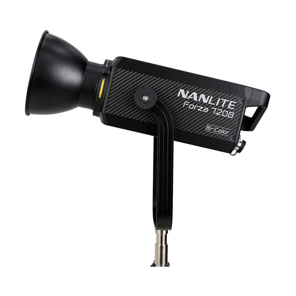NANLITE_Forza_720B_Bi-Color_LED_Spotlight_005 Musta NANLITE Forza 720B Bi-Color LED Monolight, jossa on heijastin, on asennettu jalustalle ja näytetään valkoista taustaa vasten.