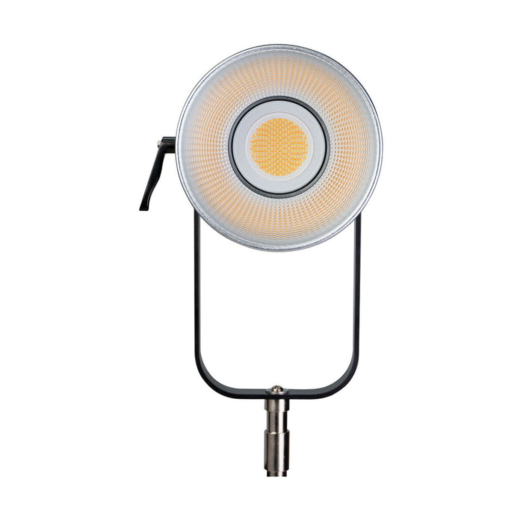 NANLITE_Forza_720B_Bi-Color_LED_Spotlight_007 NANLITE Forza 720B Bi-Color LED Monolight -valaisimessa on pyöreä muotoilu, jossa on hopeinen heijastava reunus, hunajakennokuvioinen keskusta ja musta säädettävä kannatin pohjassa.