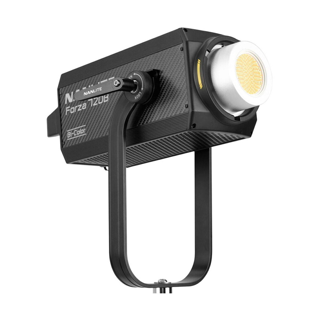 NANLITE_Forza_720B_Bi-Color_LED_Spotlight_009 NANLITE Forza 720B Bi-Color Led Monolight, jossa on musta suorakulmainen runko, suuri pyöreä valopaneeli ja tukeva U-muotoinen kiinnike.