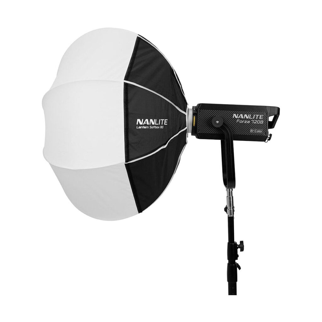 NANLITE_Forza_720B_Bi-Color_LED_Spotlight_011 NANLITE Forza 720B Bi-Color LED Monolight asennettu jalustalle, varustettu suurella pyöreällä Nanlite Lantern Softbox 65:llä, jossa on valkoinen diffuusori ja mustat sivupaneelit.