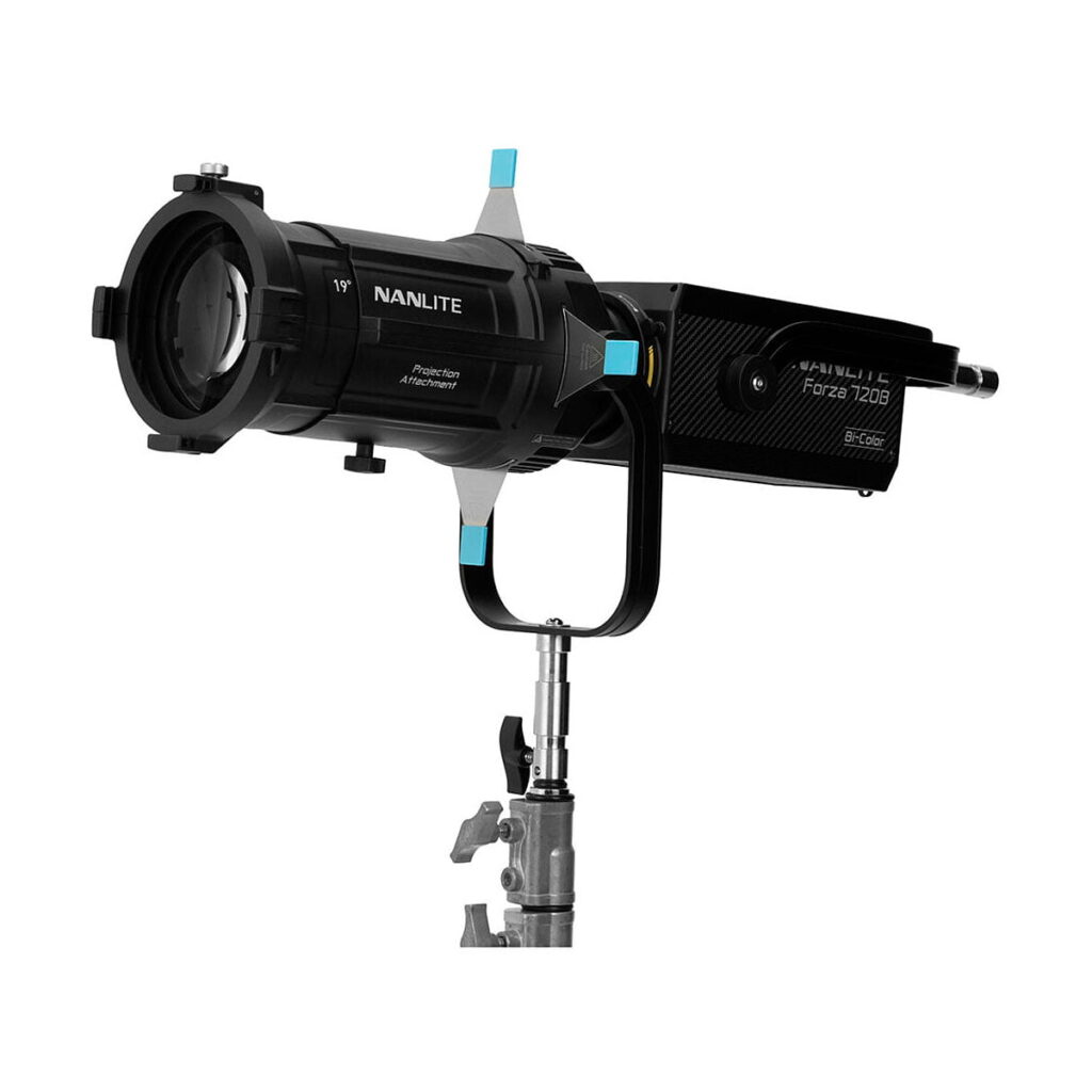 NANLITE_Forza_720B_Bi-Color_LED_Spotlight_012 Musta NANLITE Forza 720B Bi-Color LED Monolight, jossa on lato-ovet, asennettu metallijalustalle, eristetty valkoiselle taustalle.