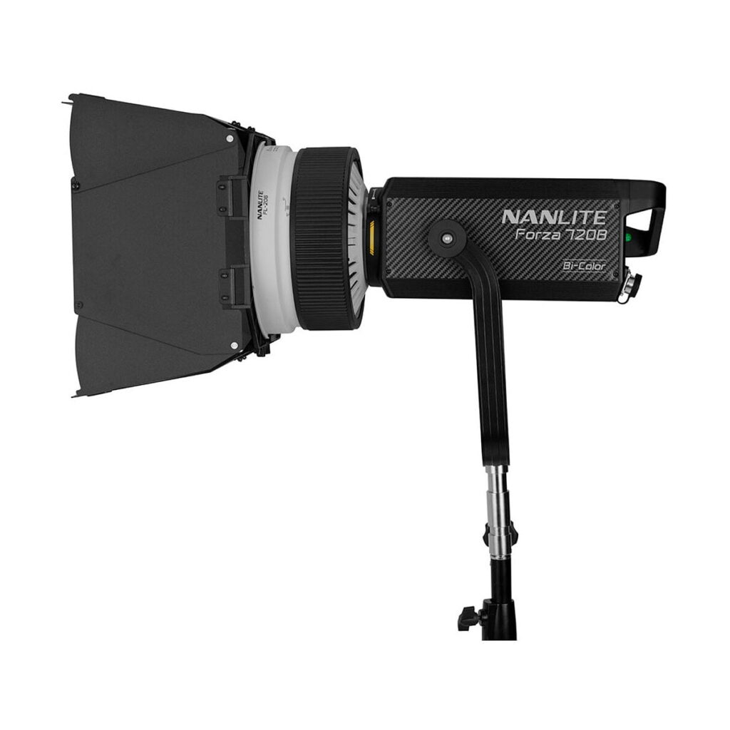 NANLITE_Forza_720B_Bi-Color_LED_Spotlight_013 NANLITE Forza 720B Bi-Color LED Monolight, jossa on suuri heijastin ja lato-ovet, on asennettu jalustalle ja esitetty profiilissa valkoista taustaa vasten.