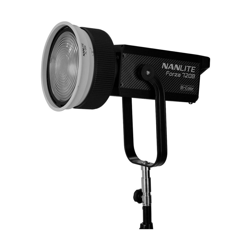 NANLITE_Forza_720B_Bi-Color_LED_Spotlight_014 NANLITE Forza 720B Bi-Color LED Monolight on asennettu jalustalle, jossa on suuri pyöreä linssi ja tyylikäs musta suorakulmainen runko.
