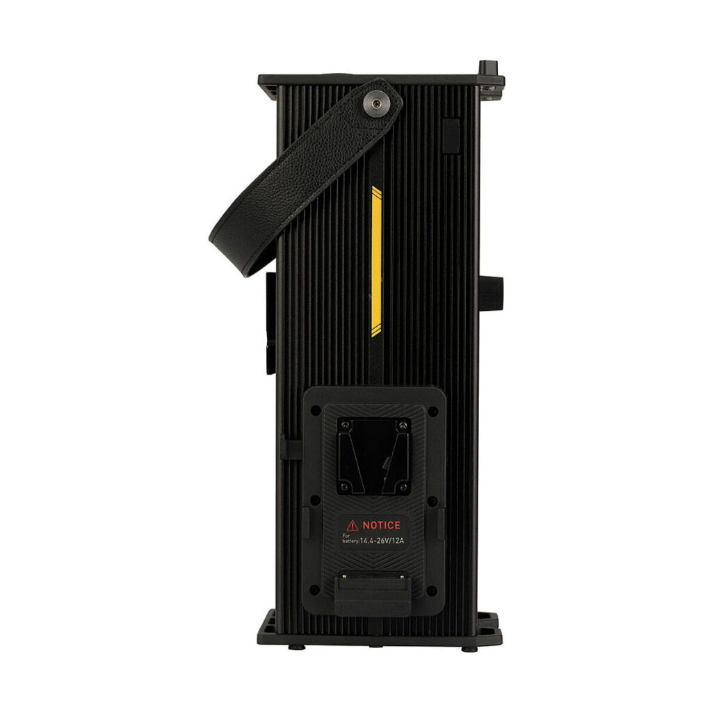 NANLITE_Forza_720B_Bi-Color_LED_Spotlight_015 NANLITE Forza 720B Bi-Color LED Monolight on musta, suorakaiteen muotoinen laite, jossa on pystysuuntaiset urat, yläkahva ja varoitustarra lähellä sen pohjaa, ja se on kuvassa pystyssä valkoista taustaa vasten.