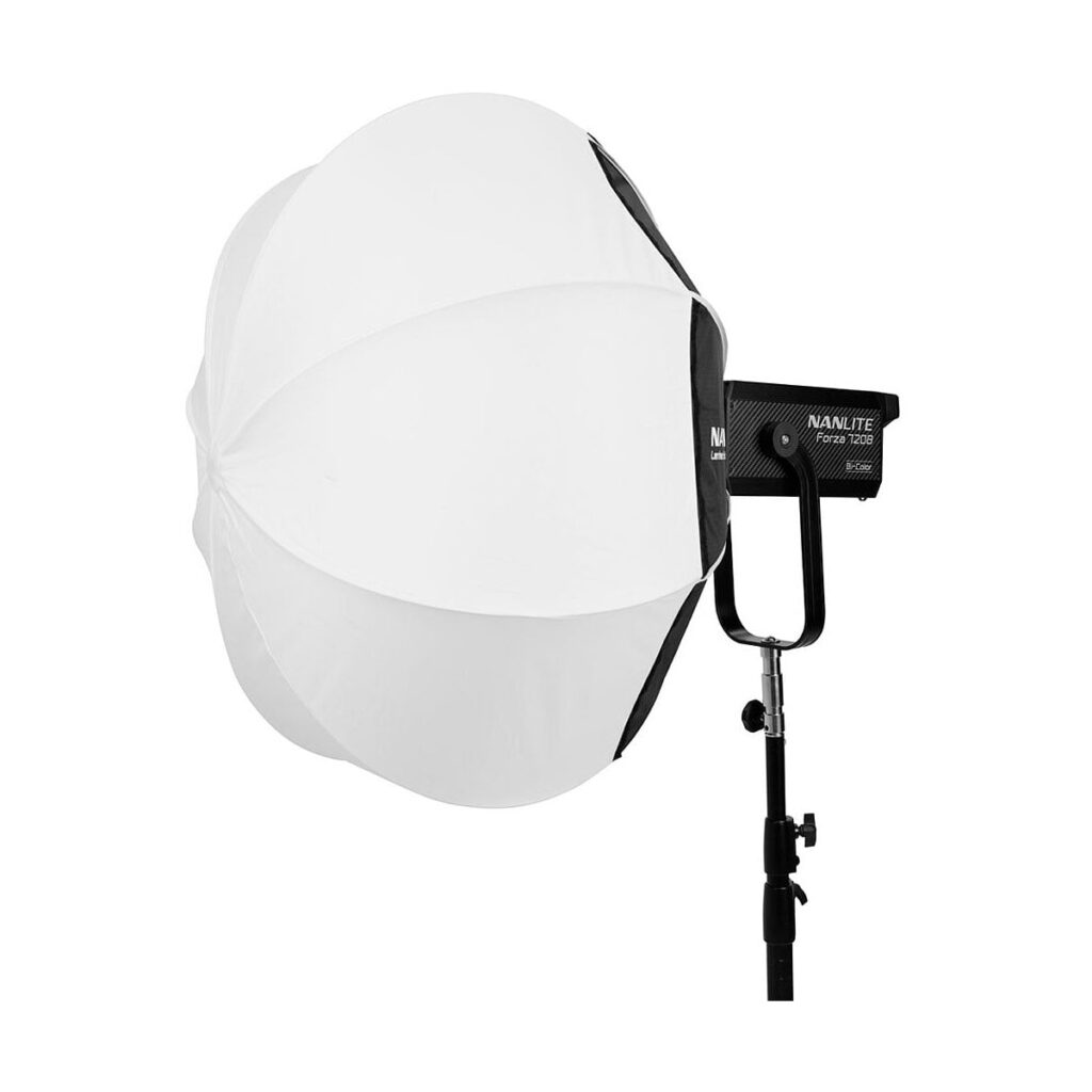 NANLITE_Forza_720B_Bi-Color_LED_Spotlight_016 NANLITE Forza 720B Bi-Color LED Monolight, jossa on suuri valkoinen sateenvarjodiffuusori, on asennettu mustaan säädettävään jalustaan, joka on asetettu valkoista taustaa vasten.