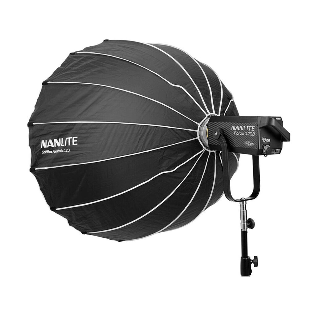 NANLITE_Forza_720B_Bi-Color_LED_Spotlight_017 NANLITE Forza 720B Bi-Color LED Monolight, jossa on pyöreä musta softbox-diffuusori (jossa on valkoiset tukiviivat ja Nanlite-logo), on asennettu metallijalustalle.