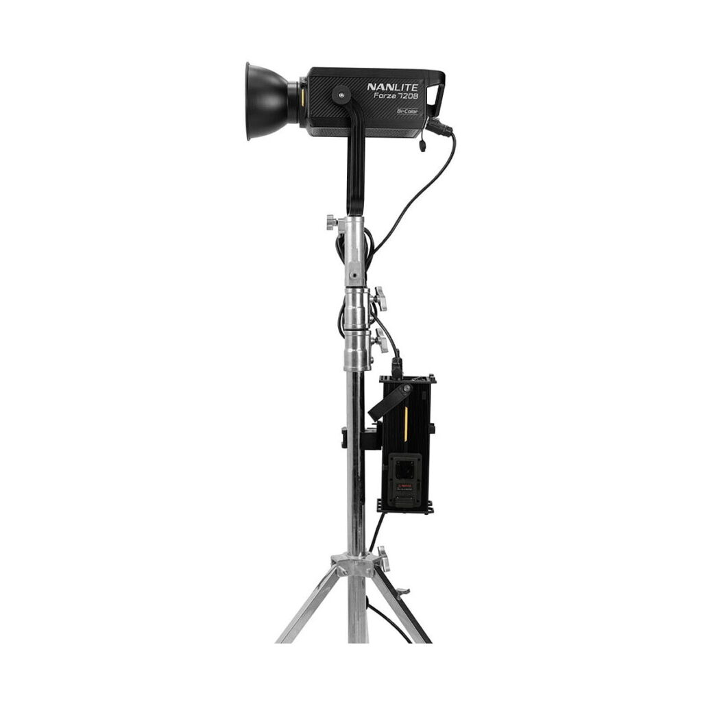 NANLITE_Forza_720B_Bi-Color_LED_Spotlight_018 NANLITE Forza 720B Bi-Color LED Monolight on asennettu tukevalle metalliselle jalustalle, johon on liitetty virtalähde, kuvattuna valkoista taustaa vasten.