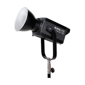 NANLITE_Forza_720_LED_Spotlight_001 The NANLITE Forza 720 Led Monolight with large reflector is mounted on a black stand and displayed against a white background.