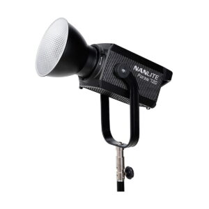NANLITE_Forza_720_LED_Spotlight_001 NANLITE Forza 720 Led Monolight, jossa on suuri heijastin, on asennettu mustaan jalustaan ja näytetään valkoista taustaa vasten.