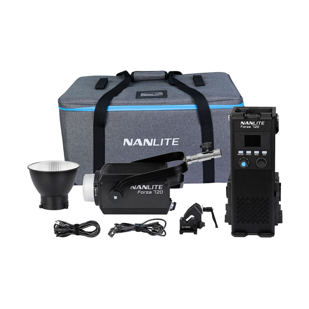 NANLITE_Forza_720_LED_Spotlight_002 Esillä on NANLITE Forza 720 LED Monolight -pakkaus, jossa on valaisin, virtalähde, heijastin, kiinnitystarvikkeet ja harmaa kantolaukku, jossa on mustat kahvat ja sininen vetoketju.