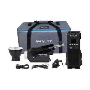 NANLITE_Forza_720_LED_Spotlight_002 Esillä on NANLITE Forza 720 LED Monolight -pakkaus, jossa on valaisin, virtalähde, heijastin, kiinnitystarvikkeet ja harmaa kantolaukku, jossa on mustat kahvat ja sininen vetoketju.