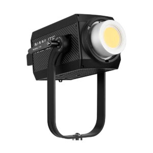 NANLITE_Forza_720_LED_Spotlight_003 NANLITE Forza 720 LED Monolight on musta, laatikon muotoinen studiovalaisin, jossa on hopeinen ja keltainen linssi, joka on asennettu U-muotoiseen kiinnikkeeseen, jossa on säätönupit, ja joka on esitetty valkoisella pohjalla.