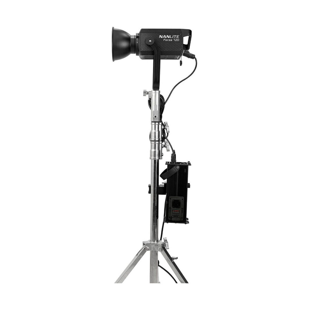 NANLITE_Forza_720_LED_Spotlight_005 Musta NANLITE Forza 720 LED Monolight on asennettu hopeiseen jalustaan, jossa on liitetty virtalähde, ja se on esillä valkoista taustaa vasten.