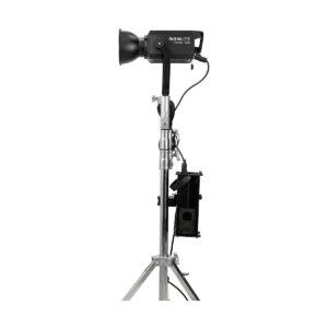 NANLITE_Forza_720_LED_Spotlight_005 Musta NANLITE Forza 720 LED Monolight on asennettu hopeiseen jalustaan, jossa on liitetty virtalähde, ja se on esillä valkoista taustaa vasten.