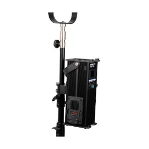 NANLITE_Forza_720_LED_Spotlight_006 NANLITE Forza 720 LED Monolight, musta elektroninen laite, jossa on digitaalinen näyttö, painikkeet ja hihna, on asennettu pystysuoraan tolppaan - täydellinen ammattimaiseen valaistukseen.