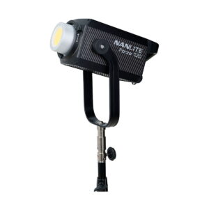 NANLITE_Forza_720_LED_Spotlight_009 NANLITE Forza 720 Led Monolight on asennettu mustaan jalustaan ja näytetään sivulta valkoista taustaa vasten.
