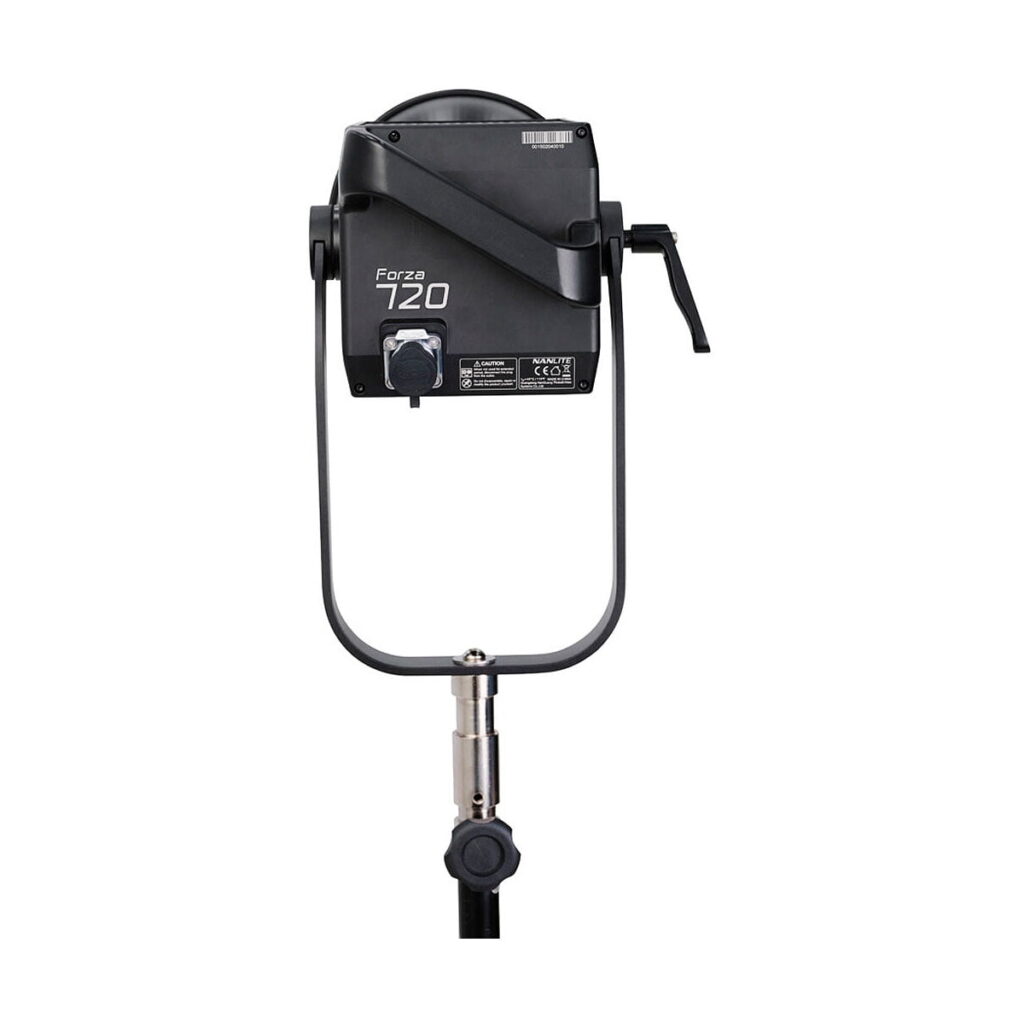 NANLITE_Forza_720_LED_Spotlight_010 NANLITE Forza 720 LED Monolight mustana, asennettuna jalustalle ja näytettynä takaa, jossa säätöpyörät ja merkinnät näkyvät valkoista taustaa vasten.