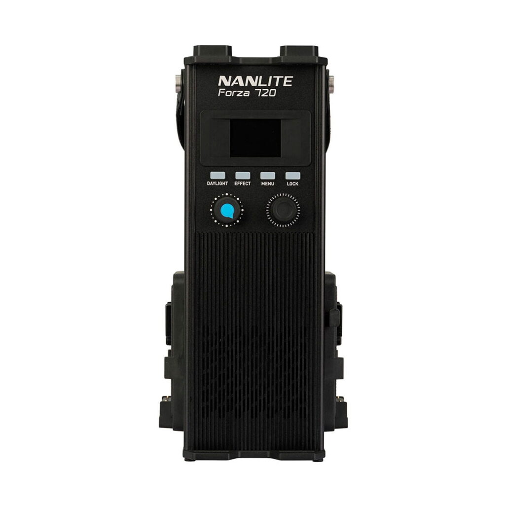 NANLITE_Forza_720_LED_Spotlight_011 NANLITE Forza 720 LED Monolight -valaistuksen ohjausyksikön etunäkymä, jossa näkyy digitaalinen näyttö, säätönupit, painikkeet ja musta uurrettu ulkokuori, eristettynä valkoiselle taustalle.