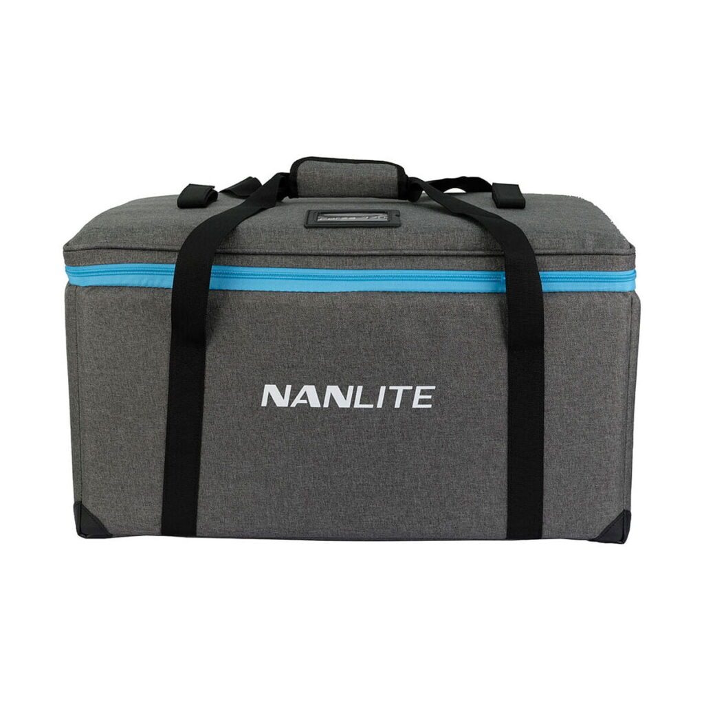 NANLITE_Forza_720_LED_Spotlight_012 Harmaa suorakulmainen NANLITE Forza 720 LED Monolight -kantolaukku, jossa on mustat kahvat, sininen vetoketju ja valkoinen NANLITE-logo painettuna etupuolelle.