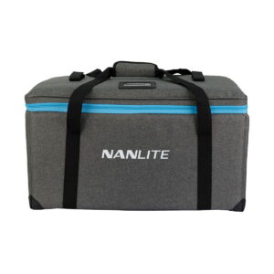 NANLITE_Forza_720_LED_Spotlight_012 Harmaa suorakulmainen NANLITE Forza 720 LED Monolight -kantolaukku, jossa on mustat kahvat, sininen vetoketju ja valkoinen NANLITE-logo painettuna etupuolelle.