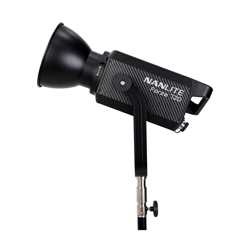 NANLITE_Forza_720_LED_Spotlight_013 NANLITE Forza 720 LED Monolight on asennettu mustaan jalustaan, profiilikuva valkoista taustaa vasten.
