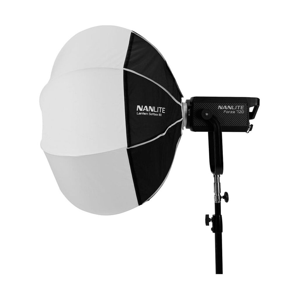 NANLITE_Forza_720_LED_Spotlight_014 NANLITE Forza 720 LED Monolight, jossa on suuri pyöreä lyhty softbox-diffuusori, on asennettu mustalle jalustalle valkoista taustaa vasten.