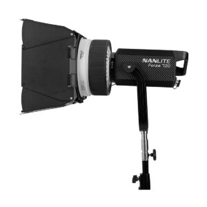 NANLITE_Forza_720_LED_Spotlight_015 NANLITE Forza 720 Led Monolight, jossa on lato-ovi, on asennettu jalustalle, sivukuva valkoista taustaa vasten.