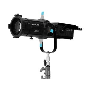 NANLITE_Forza_720_LED_Spotlight_017 NANLITE Forza 720 LED Monolight, jossa on lieriömäinen musta runko, siniset korostuskielekkeet ja säätönupit, on asennettu metallijalustaan.
