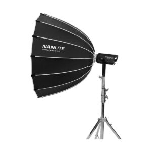 NANLITE_Forza_720_LED_Spotlight_018 NANLITE Forza 720 LED Monolight, joka on varustettu mustalla Softbox Parabolic 120 -valaisimella, jossa on hopeinen sisustus, on asennettu metalliseen jalustaan ja sijoitettu vasemmalle.