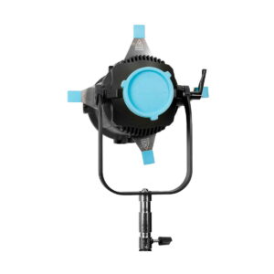NANLITE_PJ-BM-19_Projector_Mount_for_Bowens_mount_w_36_lens_005 NANLITE PJ-BM-36 -projektorikiinnike Bowens-kiinnikkeelle 36°-objektiivilla on musta runko, siniset korostukset ja U-muotoinen kiinnike, kuvassa takaa valkoista taustaa vasten.