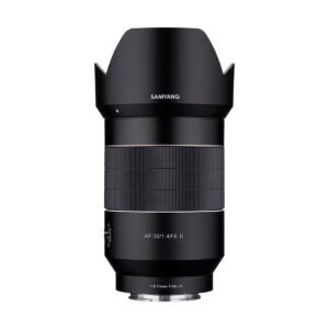 Samyang_35mm_f_1_4_AF_II_001 Lähikuva mustasta Samyang AF 35mm f/1.4 II - Sony E -objektiivista, jossa on vastavalosuoja, valkoiset merkinnät ja moderni muotoilu, valkoista taustaa vasten.