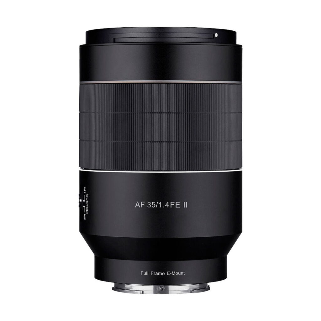 Samyang_35mm_f_1_4_AF_II_002 Mustassa Samyang AF 35mm f/1.4 II -objektiivissa Sony E:lle, jossa on merkinnät "AF 35/1.4 FE II" ja "Full Frame E-Mount", on leveä tarkennusrengas ja tyylikäs lieriömäinen muotoilu valkoista taustaa vasten.