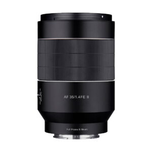 Samyang_35mm_f_1_4_AF_II_002 Mustassa Samyang AF 35mm f/1.4 II -objektiivissa Sony E:lle, jossa on merkinnät "AF 35/1.4 FE II" ja "Full Frame E-Mount", on leveä tarkennusrengas ja tyylikäs lieriömäinen muotoilu valkoista taustaa vasten.