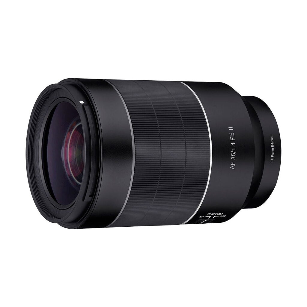 Samyang_35mm_f_1_4_AF_II_003 Musta Samyang AF 35mm f/1.4 II -objektiivi Sony E:lle, jossa on leveä piippu, kuvioidut kahvarenkaat ja valkoiset kirjaimet, jotka kertovat objektiivin tekniset tiedot, on esillä valkoisella taustalla.
