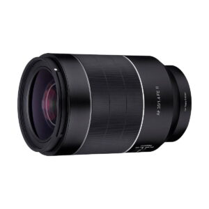 Samyang_35mm_f_1_4_AF_II_003 Musta Samyang AF 35mm f/1.4 II -objektiivi Sony E:lle, jossa on leveä piippu, kuvioidut kahvarenkaat ja valkoiset kirjaimet, jotka kertovat objektiivin tekniset tiedot, on esillä valkoisella taustalla.