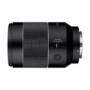 Samyang_35mm_f_1_4_AF_II_005 Mustassa Samyang AF 35mm f/1.4 II - Sony E -objektiivissa on kuvioitu zoomausrengas, mukautettu M1/M2-kytkin ja pyöreä sivupainike valkoista taustaa vasten.